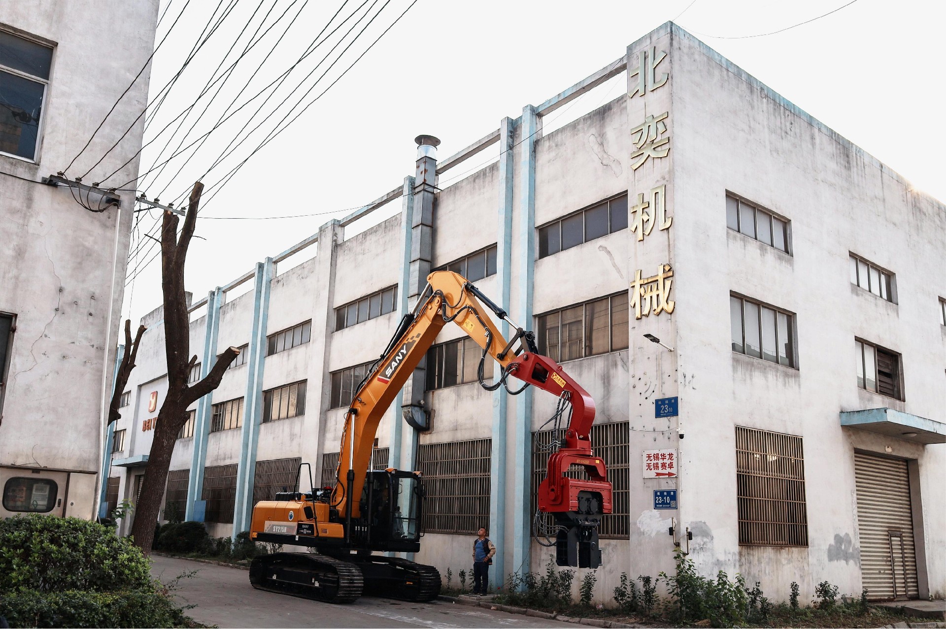 實(shí)力圈粉！挖掘機(jī)改裝打樁機(jī)順利交付 助力太陽(yáng)能光伏建設(shè)